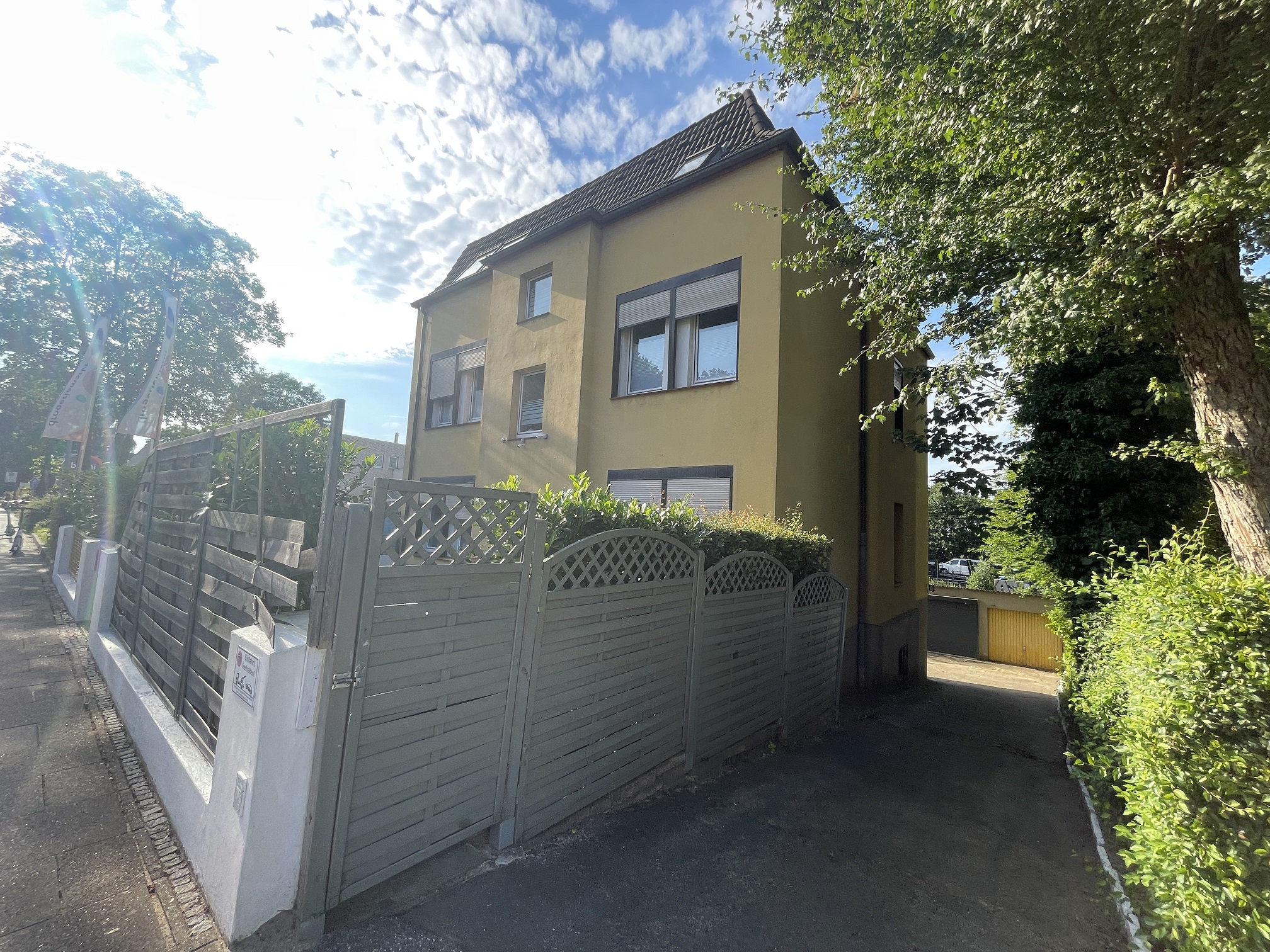 Seite Garagenzufahrt